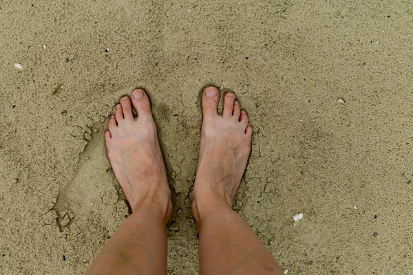 Nogi Nagie Boso Bez Butów Kopią Się Piasku Piaszczystej Plaży — Zdjęcie stockowe