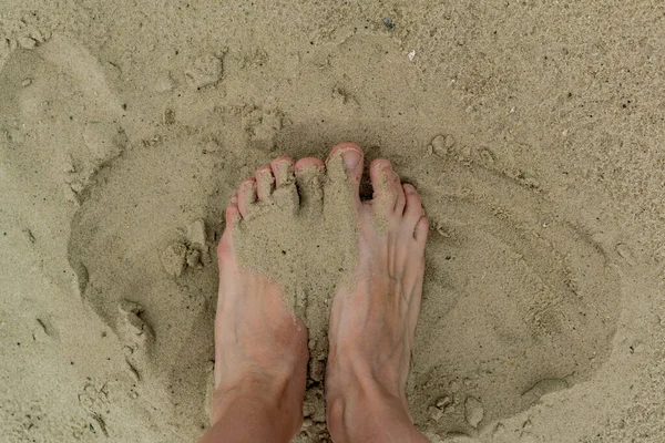 Πόδια Γυμνά Ξυπόλητη Χωρίς Παπούτσια Λαγούμι Στην Άμμο Μια Αμμώδη — Φωτογραφία Αρχείου