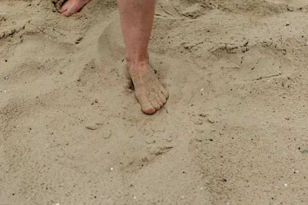 赤脚赤脚 没有鞋子 在沙滩上打洞 白皮肤和脚趾活动 — 图库照片