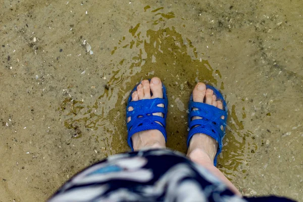 Γυναικεία Πόδια Και Δάχτυλα Μπλε Λαστιχένιες Σαγιονάρες Παντόφλες Βυθίζονται Αλμυρό — Φωτογραφία Αρχείου