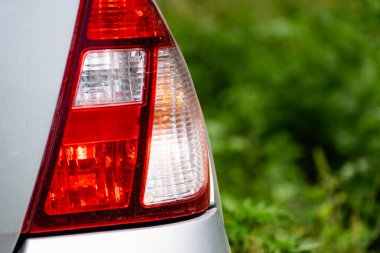 Büyük araba farları yakın çekim, teknik yol aydınlatması gece gündüz. Ön ve arka renkli ışıklar ve dönüş sinyalleri