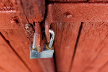 Eski kapı kolları. Paslı metal kilitler ve mandallar. Ahşap bahçe kapıları için koruyucu aygıtlar