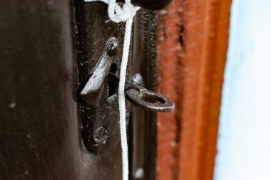 Eski kapı kolları. Paslı metal kilitler ve mandallar. Ahşap bahçe kapıları için koruyucu aygıtlar