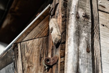 Eski kapı kolları. Paslı metal kilitler ve mandallar. Ahşap bahçe kapıları için koruyucu aygıtlar