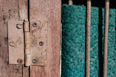 Eski kapı kolları. Paslı metal kilitler ve mandallar. Ahşap bahçe kapıları için koruyucu aygıtlar