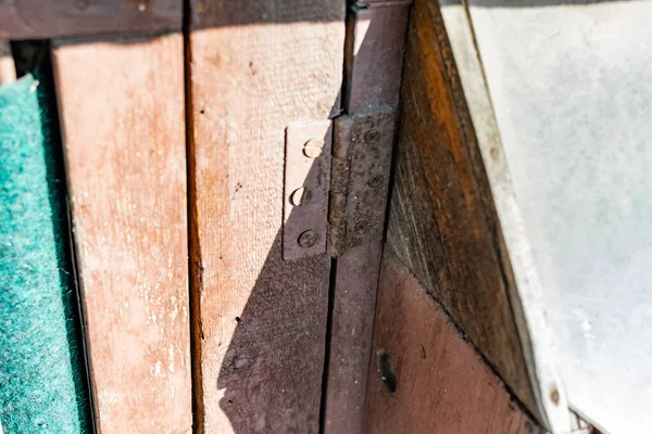 Eski Kapı Kolları Paslı Metal Kilitler Mandallar Ahşap Bahçe Kapıları — Stok fotoğraf