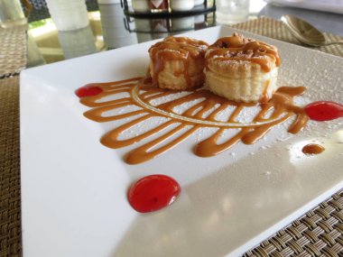 Kırmızı Meyve Şurubu ile Karamel Dulce de Leche Pie