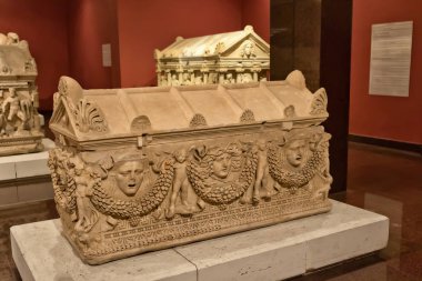 Eski lahit bas-reliefs ve insanlar, Tanrılar ve tarihsel sahneleri tasvir eden heykeller ile dekore edilmiş