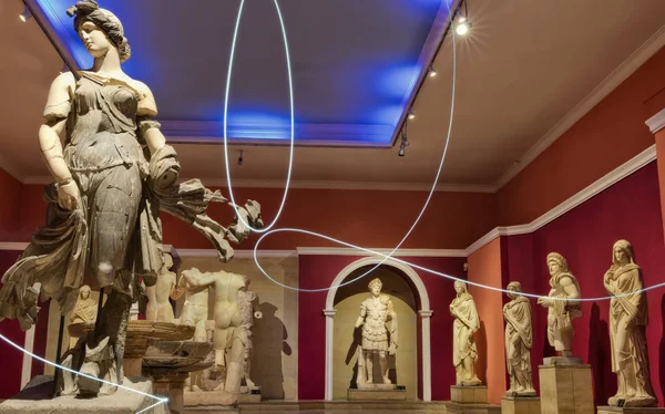 アンティーク古代の彫像は アンタルヤ博物館で展示 彼らは フラグメントで復元半壊 — ストック写真