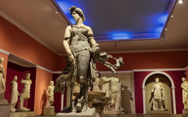 在安塔利亚博物馆展出的古代古董雕像 部分毁坏他们由片断恢复 — 图库照片