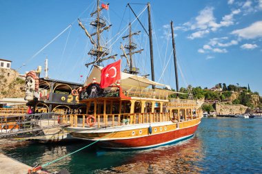 Antalya, Türkiye - 13 Mayıs: zevk gemi korsan sembolleri ile turistler için dekore edilmiş eski şehrin limanında demirlemiş. 13 Mayıs 2018, Antalya, Türkiye