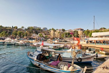 Antalya, Türkiye - Mayıs 13: Görünümü balıkçı tekneleri yerel tüccarlar ve zevk Turistik gemiler ile tarihi kentin liman. 13 Mayıs 2018, Antalya, Türkiye