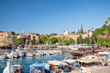 Antalya, Türkiye - Mayıs 13: Görünümü balıkçı tekneleri yerel tüccarlar ve zevk Turistik gemiler ile tarihi kentin liman. 13 Mayıs 2018, Antalya, Türkiye