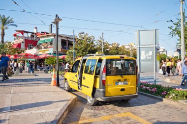Antalya, Türkiye - Mayıs 13: Sarı taksi standları yolcular için bekleyen döşeme yol kenarında. 13 Mayıs 2018, Antalya, Türkiye