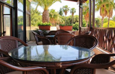Boş masa ve sandalye bir otelde bir tropikal tatil kapalı terasta bir kafede