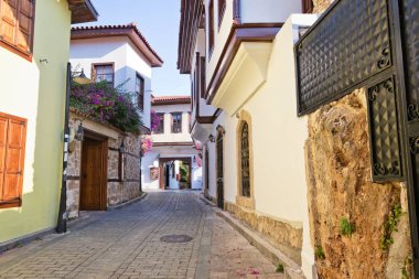Osmanlı döneminde inşa edilmiş evleri ile eski şehrin dar sokakları