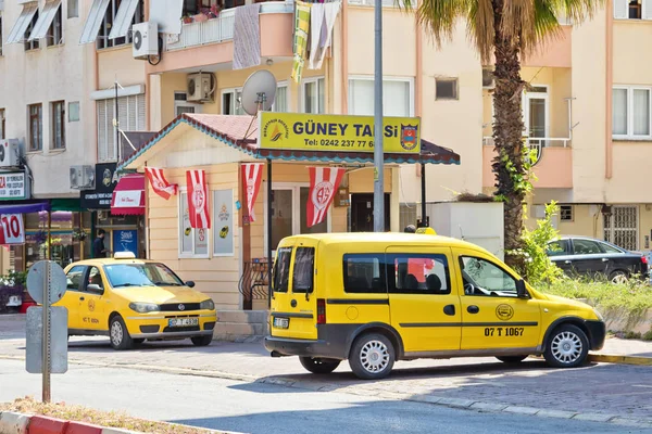 Antalya Turquia Maio Táxi Amarelo Fica Lado Estrada Partir Dos — Fotografia de Stock