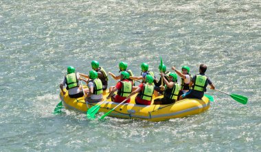 Antalya, Türkiye - 15 Mayıs: Bir eğitmen ile turist bir grup hızlı dağ nehirde rafting için bir tekne rafting. 15 Mayıs 2018, Antalya, Türkiye