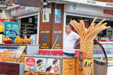 Antalya, Türkiye - 17 Mayıs: Alıcılar için bekleyen tezgahın arkasındaki Türk dondurma satıcı olduğunu. 17 Mayıs 2018, Antalya, Türkiye