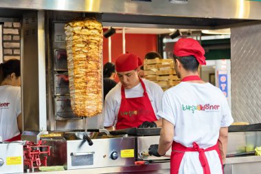 Antalya, Türkiye - 16 Mayıs: yoğun turist sokak şiş üzerinde et fast food yemek kızarmış. 16 Mayıs 2018, Antalya, Türkiye