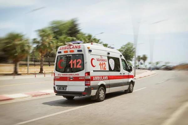 Antalya Turquía Mayo Ambulancia Apresura Llamada Las Carreteras Zona Turística —  Fotos de Stock