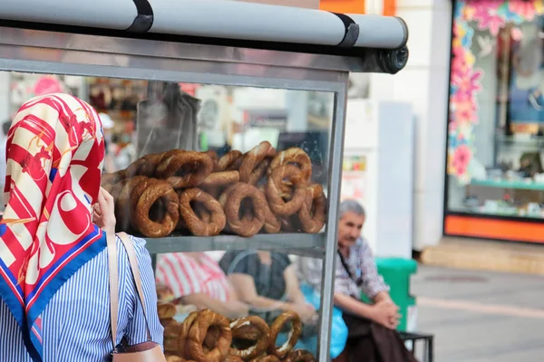 Antalya Turkey May Tthe Buyer Chooses Pastries Local Merchant Street — Stock Photo, Image