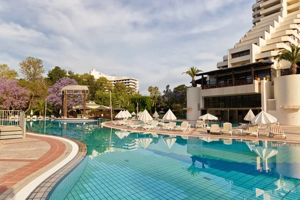 Gesamtansicht Des Hotels Mit Pool Liegestühlen Und Tropischen Pflanzen — Stockfoto