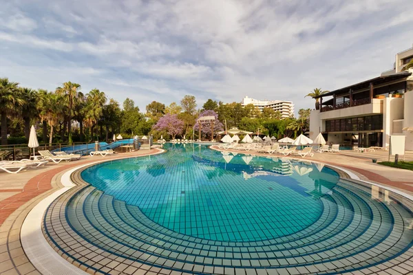 Gesamtansicht Des Hotels Mit Pool Liegestühlen Und Tropischen Pflanzen — Stockfoto