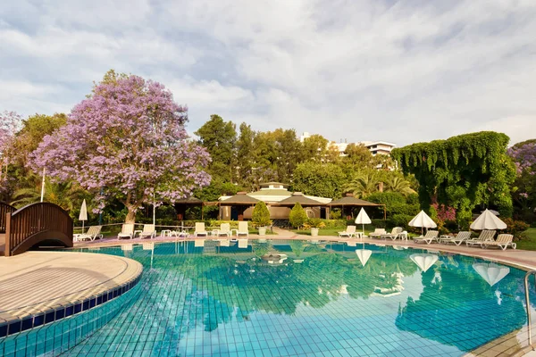 Gesamtansicht Des Hotels Mit Pool Liegestühlen Und Tropischen Pflanzen — Stockfoto