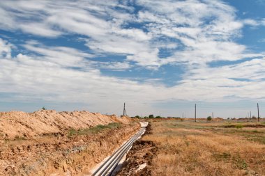 Boru hatları özel anti-korozyon yalıtımında en derin bir siper altında dolgu kum üzerinde koyulur