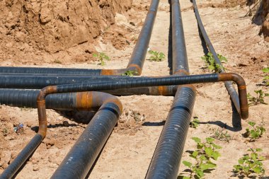 Boru hatları özel anti-korozyon yalıtımında en derin bir siper altında dolgu kum üzerinde koyulur