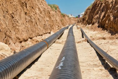 Boru hatları özel anti-korozyon yalıtımında en derin bir siper altında dolgu kum üzerinde koyulur