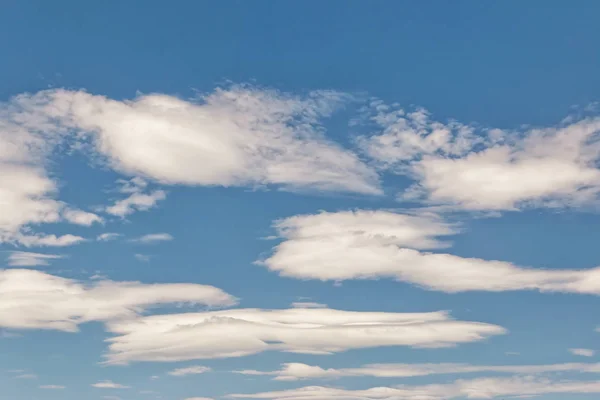 Alışılmadık Şekli Küçük Kabarık Bulutlar Mavi Yaz Gökyüzünde — Stok fotoğraf