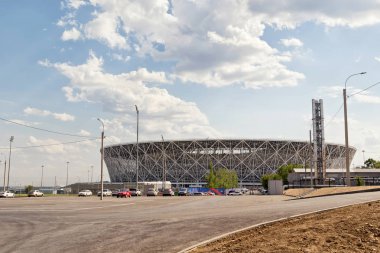 Volgograd - 5 Haziran: Dünya Kupası 2018 ve Park alanı çim, ağaçlar ve mühendislik yapıları ile donatılmış için inşa yeni futbol stadyumu bir bakış. 5 Haziran 2018 yılında Volgograd, Rusya Federasyonu.
