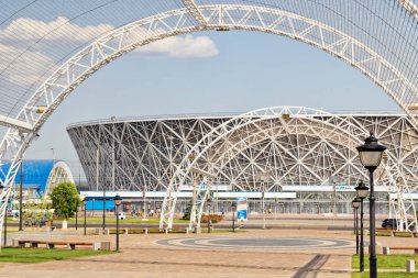 Volgograd - 5 Haziran: Dünya Kupası 2018 ve Park alanı çim, ağaçlar ve mühendislik yapıları ile donatılmış için inşa yeni futbol stadyumu bir bakış. 5 Haziran 2018 yılında Volgograd, Rusya Federasyonu.