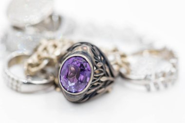 gümüş takılar çeşitli: yüzük, küpe ve kolye