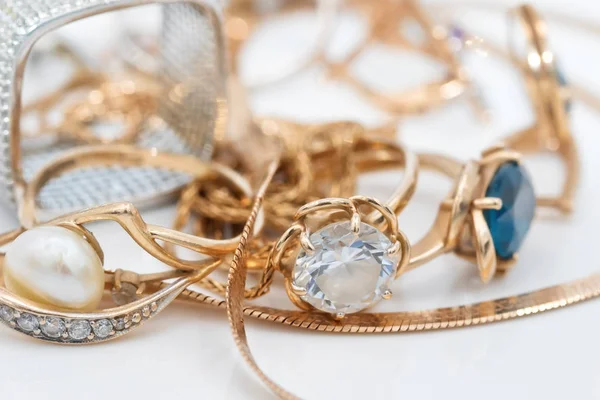 Brincos Ouro Com Esmeraldas Forma Corações Anéis Ouro — Fotografia de Stock