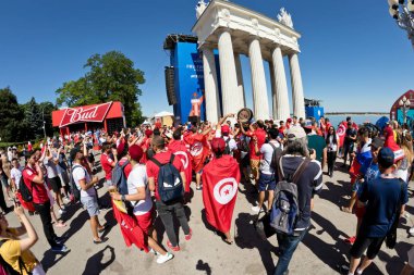 Volgograd - 18 Haziran: Tfootball Tunus Milli takım Ulusal bayrakları ve İngiltere-Tunus maçtan önce fanzone fanfesta öznitelikleri ile hayranları. 18 Haziran 2016 yılında Volgograd, Rusya Federasyonu.