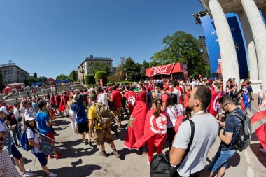 Volgograd - 18 Haziran: Tfootball Tunus Milli takım Ulusal bayrakları ve İngiltere-Tunus maçtan önce fanzone fanfesta öznitelikleri ile hayranları. 18 Haziran 2016 yılında Volgograd, Rusya Federasyonu.