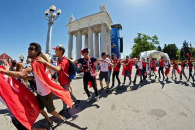 Volgograd - 18 Haziran: Tfootball Tunus Milli takım Ulusal bayrakları ve İngiltere-Tunus maçtan önce fanzone fanfesta öznitelikleri ile hayranları. 18 Haziran 2016 yılında Volgograd, Rusya Federasyonu.