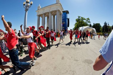 Volgograd - 18 Haziran: Tfootball Tunus Milli takım Ulusal bayrakları ve İngiltere-Tunus maçtan önce fanzone fanfesta öznitelikleri ile hayranları. 18 Haziran 2016 yılında Volgograd, Rusya Federasyonu.