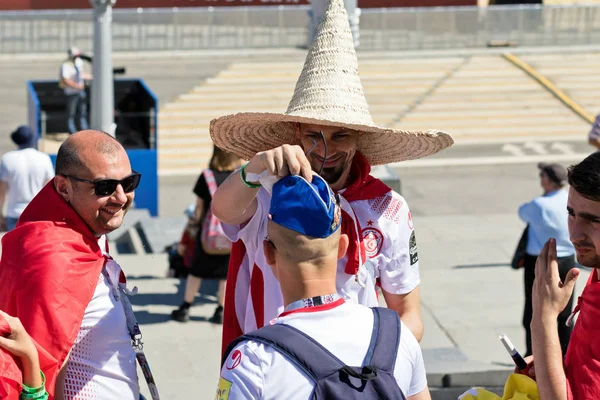 Volgograd Giugno Tifosi Calcio Tunisia Inghilterra Stanno Cambiando Loro Cappelli — Foto Stock