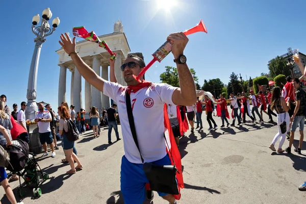 Volgograd Giugno Tifosi Tfootball Della Nazionale Tunisina Con Bandiere Attributi — Foto Stock