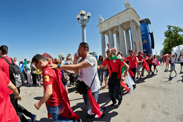 Volgograd Giugno Tifosi Tfootball Della Nazionale Tunisina Con Bandiere Attributi — Foto Stock