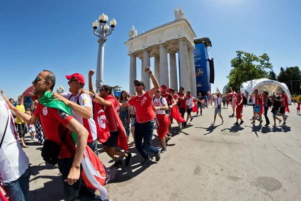 Volgograd - 18 Haziran: Tfootball Tunus Milli takım Ulusal bayrakları ve İngiltere-Tunus maçtan önce fanzone fanfesta öznitelikleri ile hayranları. 18 Haziran 2016 yılında Volgograd, Rusya Federasyonu.