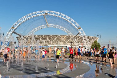 Volgograd - 18 Haziran: yeni parkta Çeşme yürüyen vatandaşlar, farklı ülkelerden ve turistler fanlar, inşa stadyum önünde. 18 Haziran 2016 yılında Volgograd, Rusya Federasyonu.
