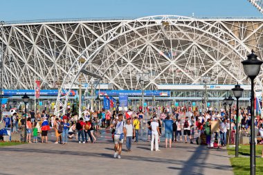 Volgograd - 18 Haziran: yeni parkta Çeşme yürüyen vatandaşlar, farklı ülkelerden ve turistler fanlar, inşa stadyum önünde. 18 Haziran 2018 yılında Volgograd, Rusya Federasyonu.