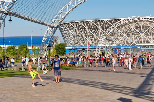 Volgograd - 18 Haziran: yeni parkta önünde inşa edilen stadyum çocuk oyun futbol topuyla top sürme becerilerini geliştirmek. 18 Haziran 2016 yılında Volgograd, Rusya Federasyonu.