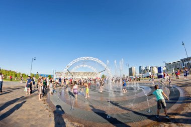 Volgograd - 18 Haziran: yeni parkta Çeşme yürüyen vatandaşlar, farklı ülkelerden ve turistler fanlar, inşa stadyum önünde. 18 Haziran 2018 yılında Volgograd, Rusya Federasyonu.