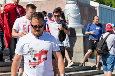 Volgograd - 18 Haziran: Futbol taraftarları ülke bayrakları ve İngiltere'de İngiltere'de maçtan önce fanzone fanfesta öznitelikleri ile İngiltere'nin milli takımının. 18 Haziran 2018 yılında Volgograd, Rusya Federasyonu.